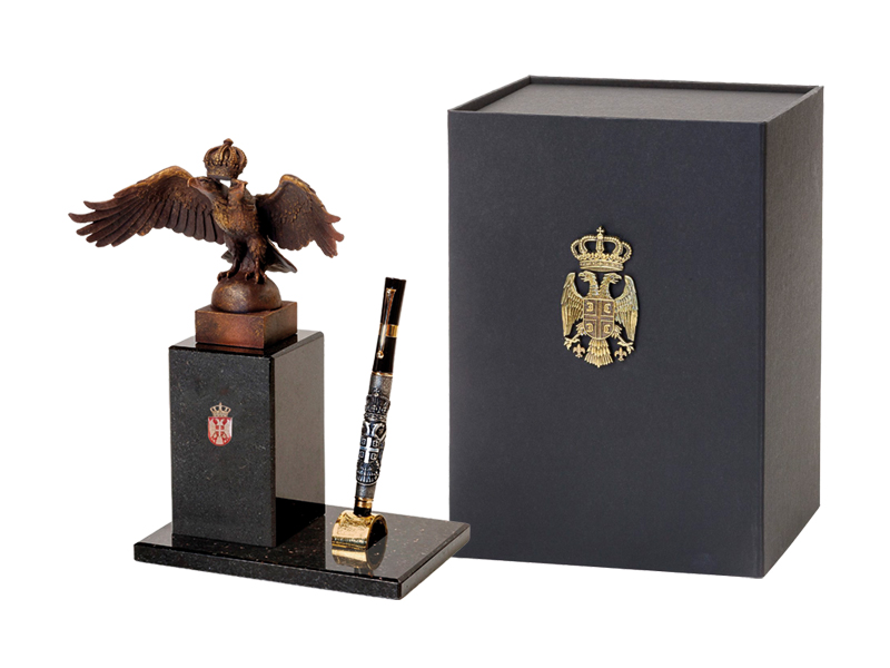 Orao na mermernom postolju sa hemijskom olovkom sa grbom