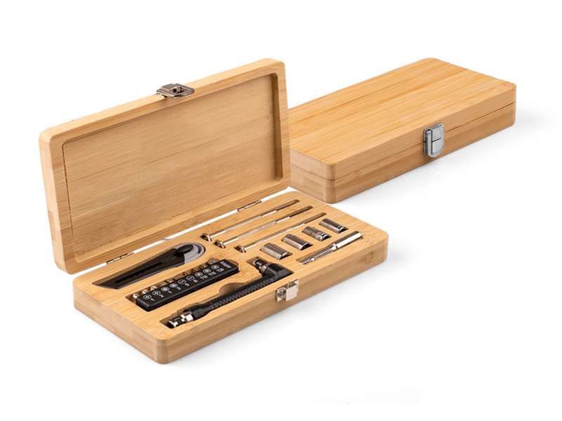 Set višenamenskih alata sa 22 elementa u kutiji od bambusa