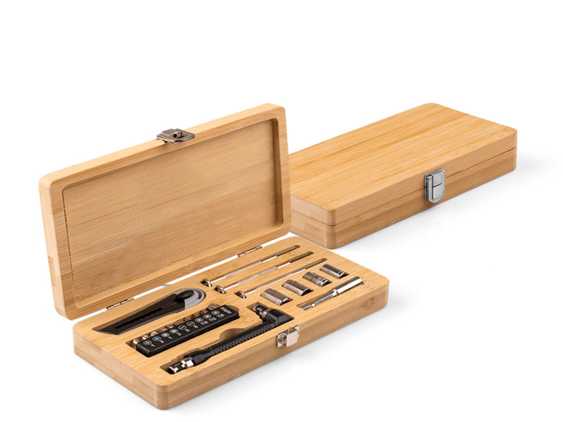 Set višenamenskih alata sa 22 elementa u kutiji od bambusa