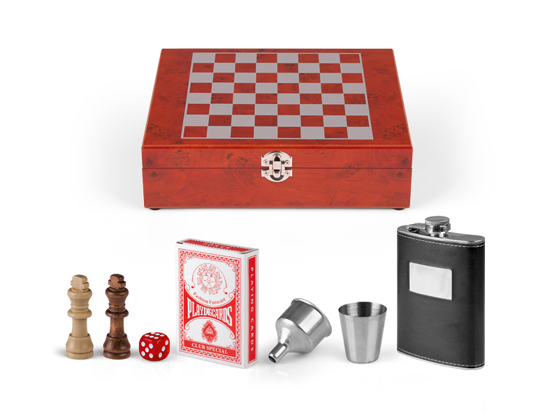 Set u drvenoj poklon kutiji sa šah tablom, špilom karata i metalnom pljoskom